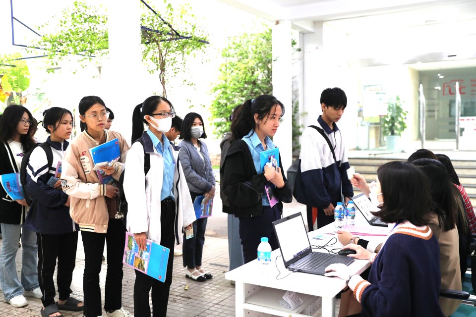 Năm 2024, ĐH Quốc gia Hà Nội tổ chức 6 đợt thi đánh giá năng lực tại 10 địa phương