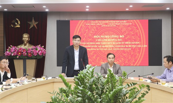 Ph&oacute; Chủ tịch UBND huyện Gia L&acirc;m Dương Viết Cường ph&aacute;t biểu tại hội nghị.