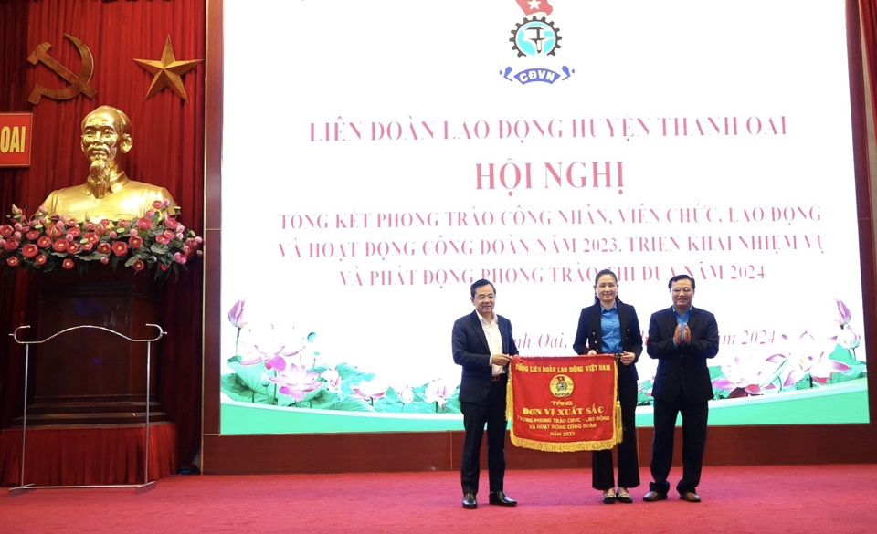 &nbsp;Ph&oacute; Chủ tịch Li&ecirc;n đo&agrave;n lao động TP H&agrave; Nội Nguyễn Ch&iacute;nh Hữu trao Cờ thi đua xuất sắc của Tổng Li&ecirc;n đo&agrave;n lao động Việt Nam cho LĐLĐ huyện Thanh Oai.