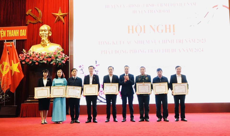Chủ tịch UBND huyện Thanh Oai B&ugrave;i Văn S&aacute;ng trao thưởng cho c&aacute;c tập thể.
