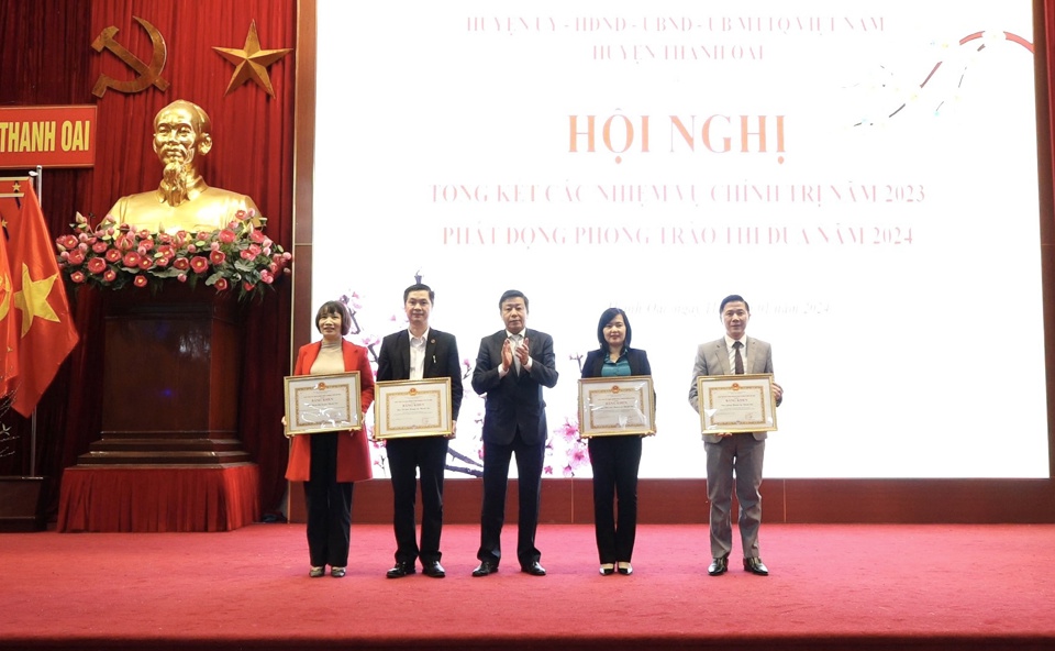 Ph&oacute; Chủ tịch UBND TP H&agrave; Nội Dương Đức Tuấn trao Bằng khen của UBND TP cho c&aacute;c tập thể.&nbsp;