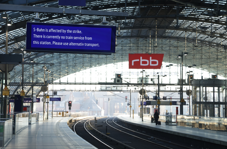 Ga Hauptbahnhof ở Berlin vắng lặng trong ng&agrave;y đ&igrave;nh c&ocirc;ng của c&aacute;c l&aacute;i t&agrave;u. Ảnh: Getty Images