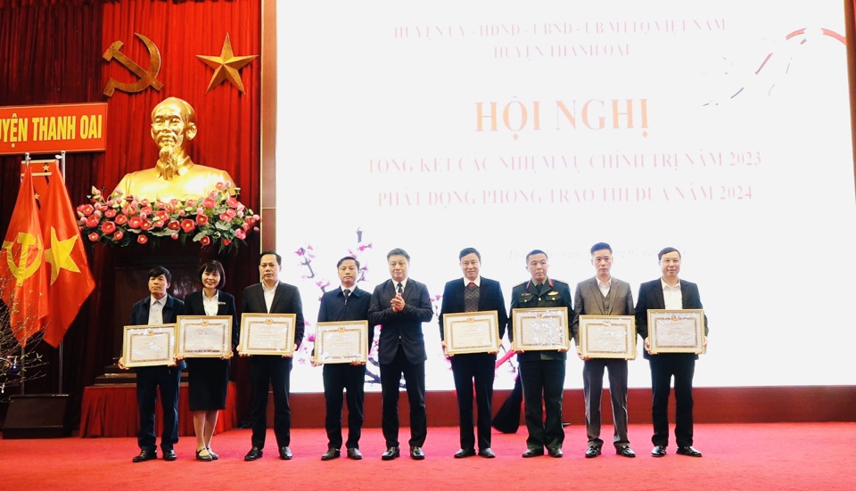 B&iacute; thư Huyện ủy Thanh Oai B&ugrave;i Ho&agrave;ng Phan trao thưởng cho c&aacute;c tập thể.