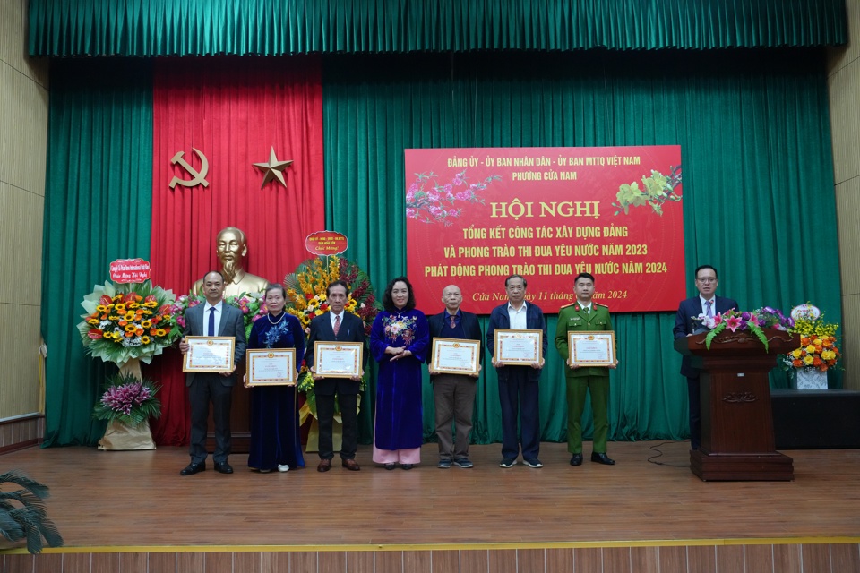 B&iacute; thư Đảng uỷ phường Cửa Nam Vũ Thị Quỳnh Hoa trao tặng bằng khen cho những tập thể, c&aacute; nh&acirc;n xuất sắc.