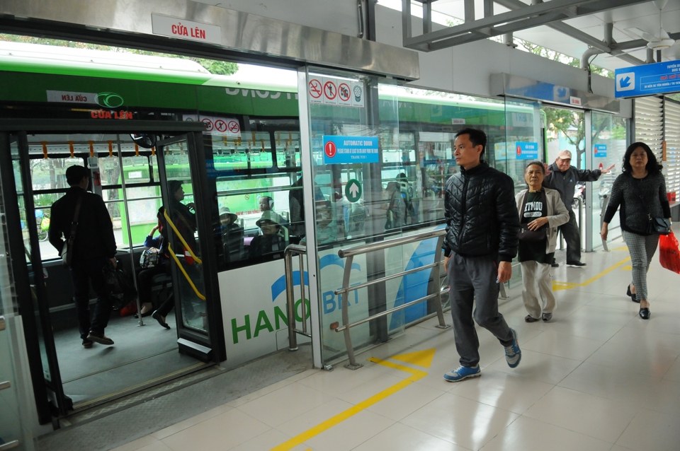 Hành khách lên xe buýt nhanh BRT tại bến Thành Công, Hà Nội. Ảnh: Phạm Hùng