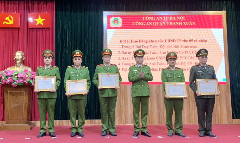 Thiếu tướng Nguyễn Hồng Ky - Ph&oacute; Gi&aacute;m đốc C&ocirc;ng an TP H&agrave; Nội trao Bằng khen cho c&aacute;c c&aacute; nh&acirc;n c&oacute; th&agrave;nh t&iacute;ch xuất sắc năm 2023