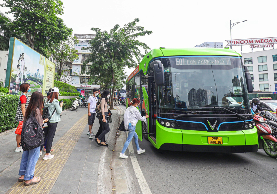 Người d&acirc;n đi xe bu&yacute;t điện. Ảnh: Trần Dũng