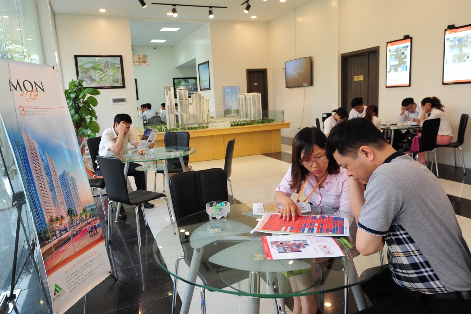 Nhà đầu tư tham khảo một dự án bất động sản trên địa bàn quận Nam Từ Liêm, Hà Nội. Ảnh: Phạm Hùng