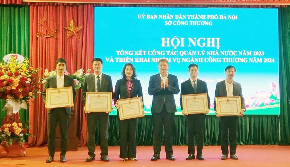 Phó Chủ tịch UBNDTP Hà Nội Nguyễn Mạnh Quyền trao bằng khen của TP Hà Nội cho các cá nhân tại hội nghị. Ảnh: Hoài Nam
