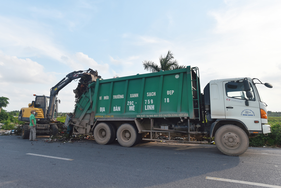 Thu gom rác thải trên địa bàn huyện Mê Linh. Ảnh: Công Hùng