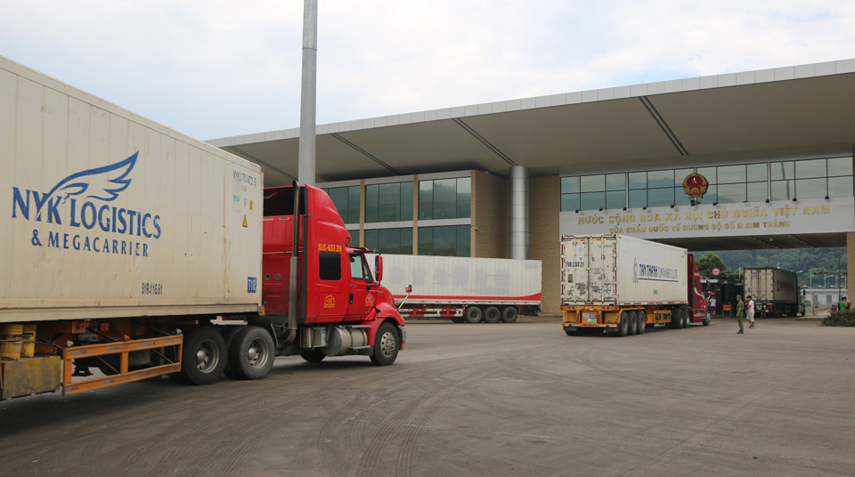 Xe chở hàng xuất khẩu nông sản sang Trung Quốc tại cửa khẩu Kim Thành. Ảnh: Lam Thanh