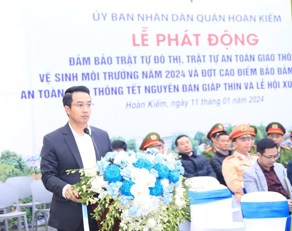 Ph&oacute; Chủ tịch UBND quận Ho&agrave;n Kiếm Trịnh Ho&agrave;ng T&ugrave;ng ph&aacute;t biểu tại buổi lễ