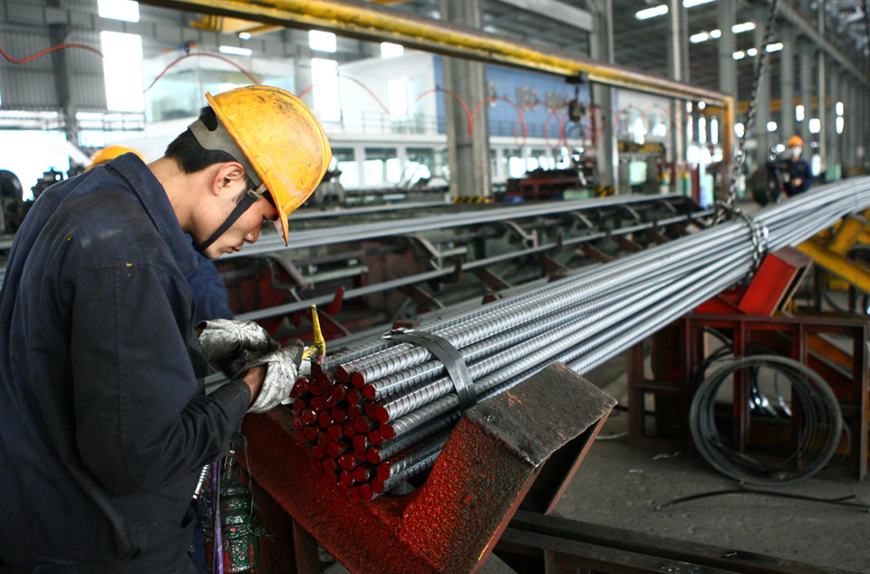 Kiểm tra kỹ thuật tại Công ty CP Thép Việt Đức tại khu công nghiệp Bình Xuyên (Vĩnh Phúc). Ảnh: Hải Linh
