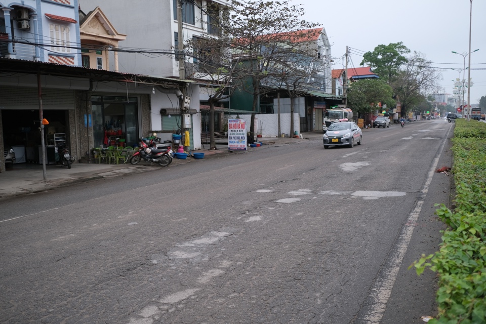 Hiện tượng bong tr&oacute;c lớp b&ecirc; t&ocirc;ng nhựa, dập vỡ mai r&ugrave;a, ổ g&agrave; xuất hiện nhiều tr&ecirc;n tuyến QL2 qua tỉnh Vĩnh Ph&uacute;c. Ảnh Sỹ H&agrave;o.&nbsp;