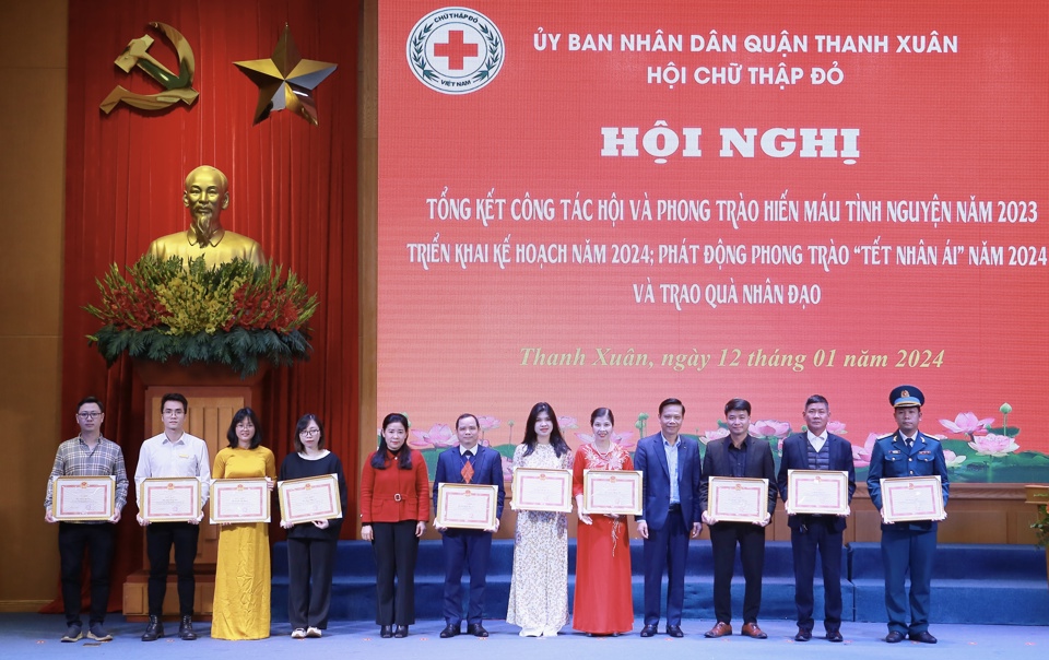 Ph&oacute; Chủ tịch HĐND quận Thanh Xu&acirc;n Trần Thị Thu H&agrave; v&agrave; Ph&oacute; Chủ tịch UBND quận Thanh Xu&acirc;n Đặng Kh&aacute;nh Ho&agrave; trao Giấy khen cho c&aacute;c c&aacute; nh&acirc;n c&oacute; th&agrave;nh t&iacute;ch trong phong tr&agrave;o hiến m&aacute;u t&igrave;nh nguyện&nbsp;