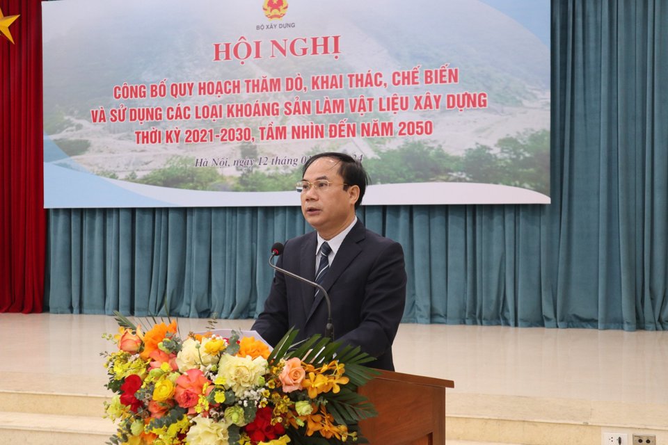 Thứ trưởng Bộ X&acirc;y dựng Nguyễn Văn Sinh ph&aacute;t biểu tại hội nghị.