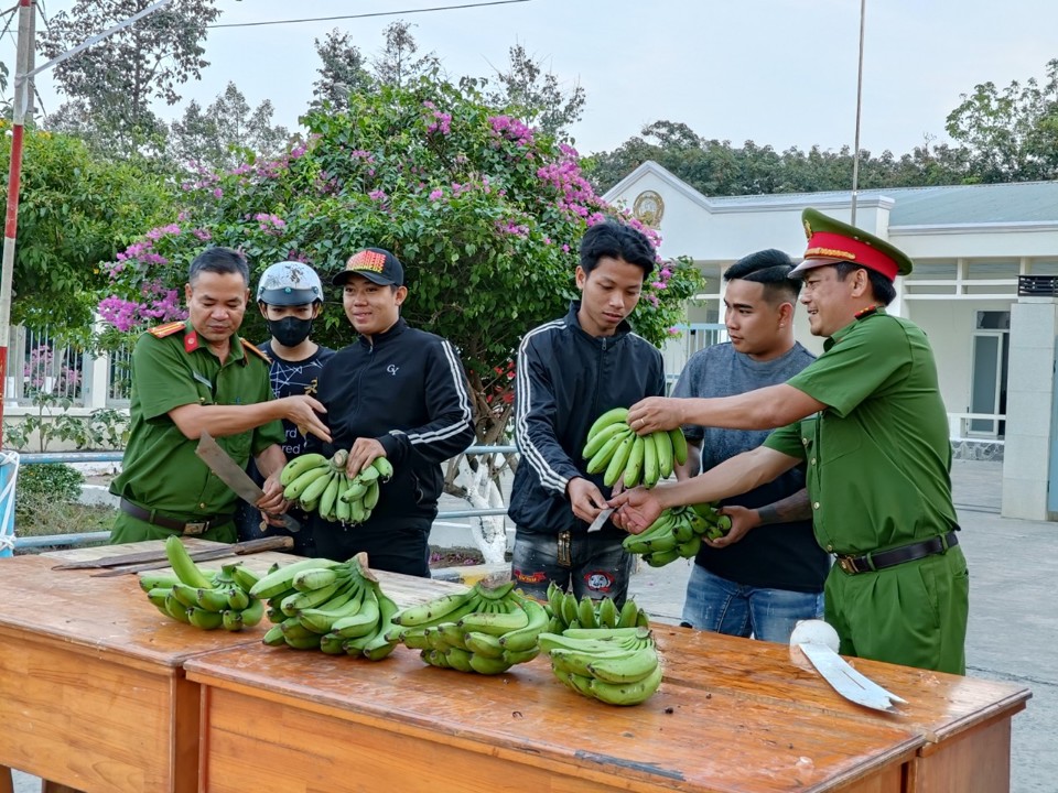 C&ocirc;ng nh&acirc;n lao động được vận động giao nộp hung kh&iacute; g&acirc;y nguy hiểm v&agrave; ph&aacute;o lậu, tại C&ocirc;ng an đồn Khu c&ocirc;ng nghiệp Tam Phước&nbsp; ng&agrave;y 11/1/2024.