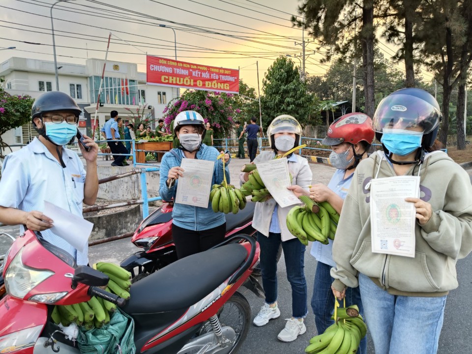 C&ocirc;ng nh&acirc;n nhận tờ rơi Thư k&ecirc;u gọi chung tay&nbsp;đảm bảo trật tự an to&agrave;n giao th&ocirc;ng tr&ecirc;n địa b&agrave;n tỉnh Đồng Nai.