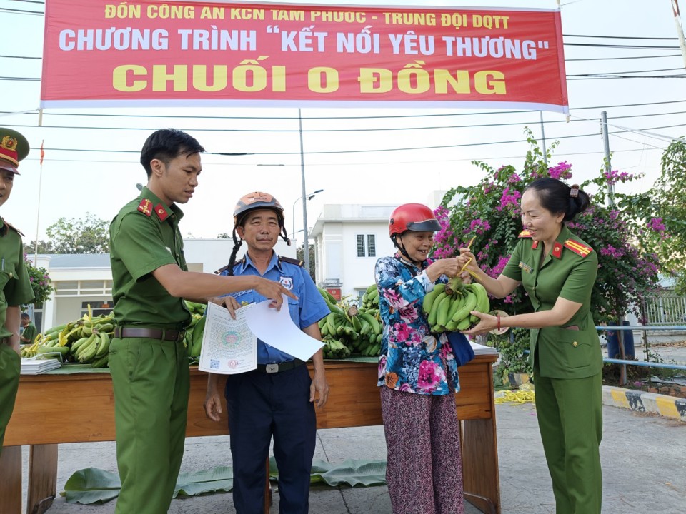 C&ocirc;ng nh&acirc;n được tặng chuối k&egrave;m Thư k&ecirc;u gọi chung tay đảm bảo trật tự an to&agrave;n giao th&ocirc;ng tr&ecirc;n địa b&agrave;n tỉnh Đồng Nai.