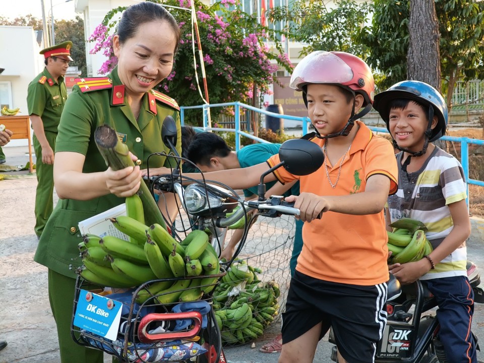 Con em của c&ocirc;ng nh&acirc;n lao động tại Khu c&ocirc;ng nghiệp Tam Phước cũng vui vẻ đến nhận chuối về cho gia đ&igrave;nh.