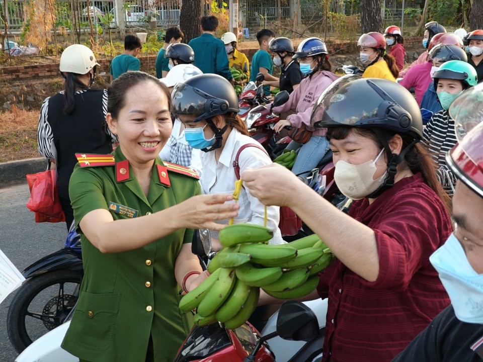 Nhiều c&ocirc;ng nh&acirc;n phấn khởi khi được C&ocirc;ng an đồng Khu c&ocirc;ng nghiệp Tam Phước tặng chuối kh&ocirc;ng đồng.