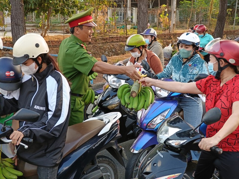 C&ocirc;ng nh&acirc;n phấn khởi khi được lực lượng C&ocirc;ng an đồn khu c&ocirc;ng nghiệp Tam Phước trao tặng chuối.