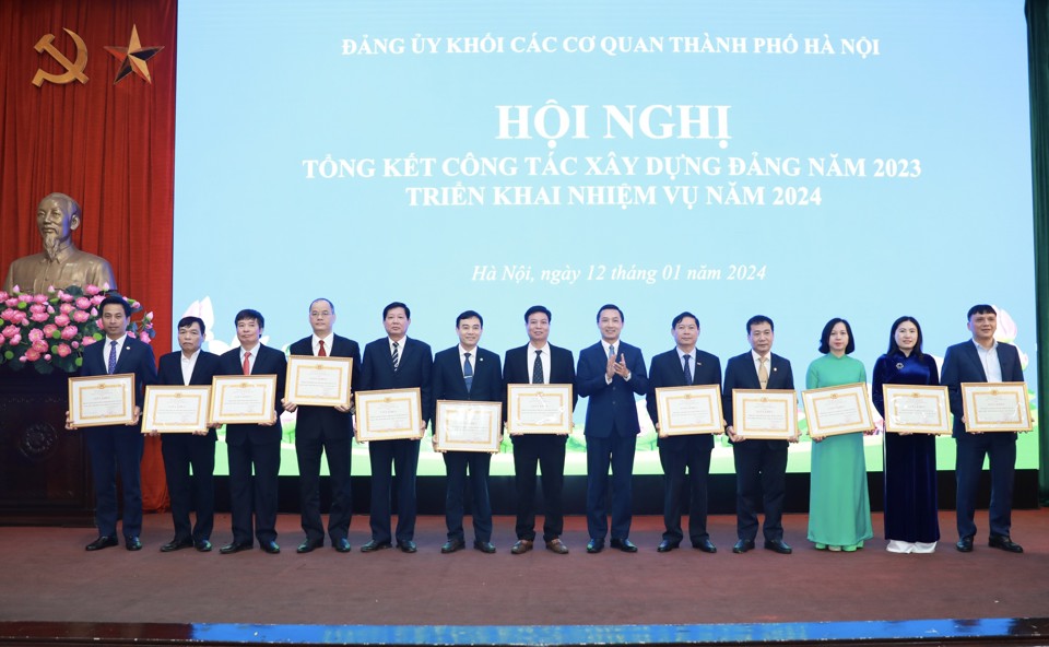 B&iacute; thư Đảng ủy Khối c&aacute;c cơ quan TP H&agrave; Nội Do&atilde;n Trung Tuấn trao Giấy khen cho c&aacute;c TCCS Đảng ho&agrave;n th&agrave;nh xuất sắc nhiệm vụ ti&ecirc;u biểu năm 2023