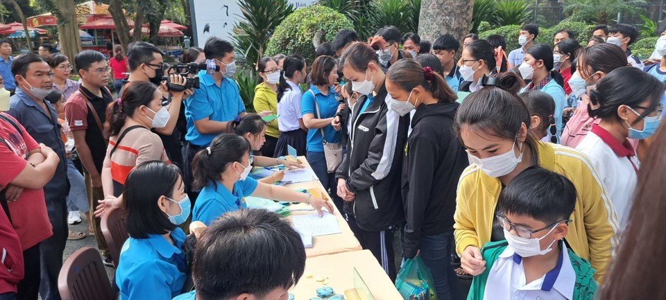 H&agrave;ng ngh&igrave;n trẻ em l&agrave; con, em của NLĐ c&oacute; ho&agrave;n cảnh kh&oacute; khăn được LĐLĐ TP Hồ Ch&iacute; Minh hỗ trợ h&agrave;ng năm tại chương tr&igrave;nh "Tết cho em". Ảnh: T&acirc;n Tiến (tư liệu). &nbsp;