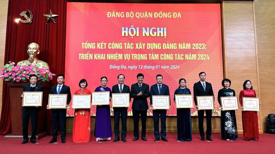 Chủ tịch HĐND quận Đống Đa Nguyễn Anh Cường trao khen thưởng cho c&aacute;c tổ chức cơ sở Đảng ti&ecirc;u biểu xếp loại ho&agrave;n th&agrave;nh xuất sắc nhiệm vụ.