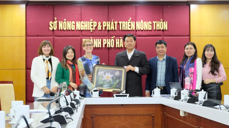 Gi&aacute;m đốc Sở NN&amp;PTNT Nguyễn Xu&acirc;n Đại tiếp chuy&ecirc;n gia tư vấn thiết kế nước ngo&agrave;i thăm v&agrave; l&agrave;m việc tại H&agrave; Nội.