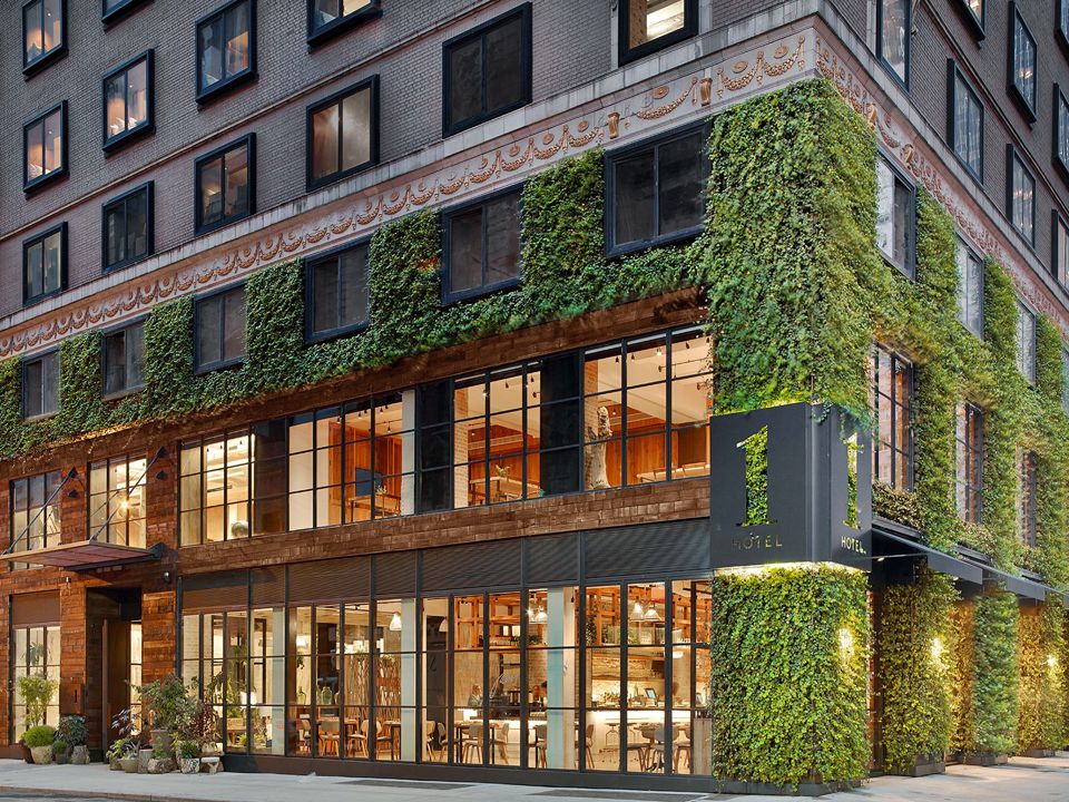 1 Hotel với &ldquo;bức tường xanh&rdquo; , một trong những c&ocirc;ng tr&igrave;nh vừa sang trọng, vừa mang t&iacute;nh bền vững ở Mỹ. Ảnh: CNN