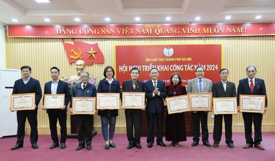 Chủ tịch Hội Luật gia Việt Nam Nguyễn Văn Quyền trao tặng Bằng khen cho các tập thể có thành tích xuất sắc trong hoạt động Hội năm 2023. Ảnh: Hồng Thái