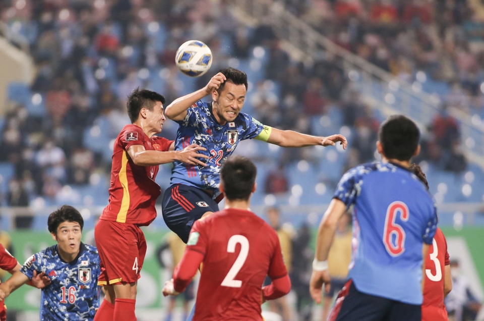 Tuyển Việt Nam đối đầu với tuyển Nhật Bản ở trận ra qu&acirc;n tại VCK Asian Cup 2023. Ảnh: Ngọc T&uacute;.