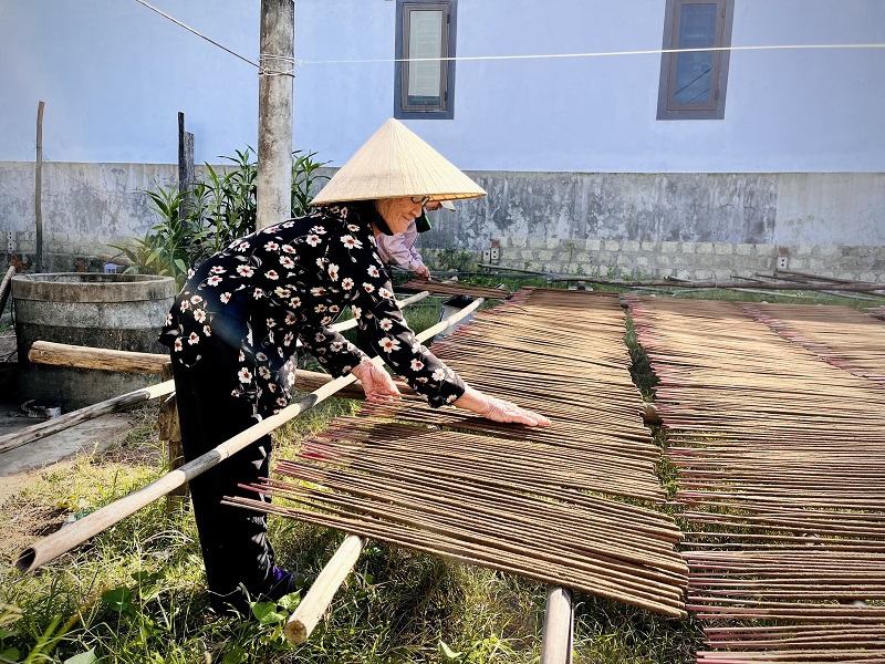 Quảng Bình: Rộn ràng nghề làm hương trầm làng Quyết Thắng - Ảnh 1