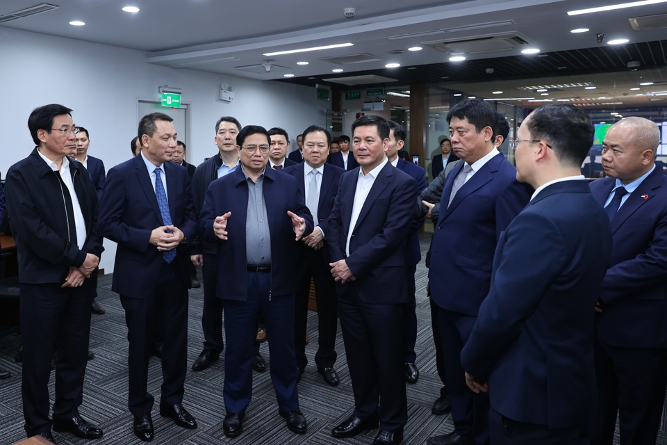 Thủ tướng Chính phủ Phạm Minh Chính trao đổi với đại diện Tập đoàn Điện lực Việt Nam (EVN). Ảnh: Nhật Bắc