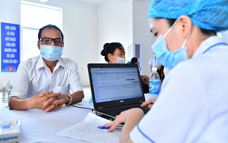 Ứng dụng công nghệ thông tin trong lập hồ sơ, quản lý sức khỏe người dân bằng phần mềm tại huyện Mê Linh. Ảnh: Mỹ Hà