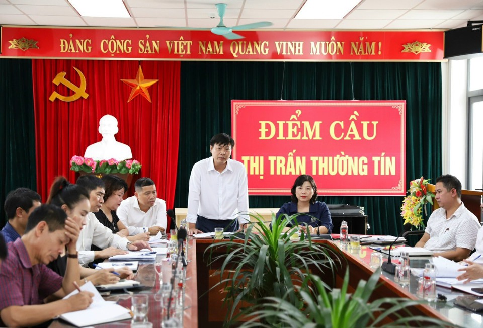 B&iacute; thư Đảng ủy thị trấn Thường T&iacute;n Từ Ngọc Th&agrave;nh chỉ đạo c&aacute;n bộ chuy&ecirc;n m&ocirc;n phối hợp tuy&ecirc;n truyền, vận động c&aacute;c hộ gia đ&igrave;nh chấp h&agrave;nh trong c&ocirc;ng t&aacute;c GPMB thi c&ocirc;ng dự &aacute;n