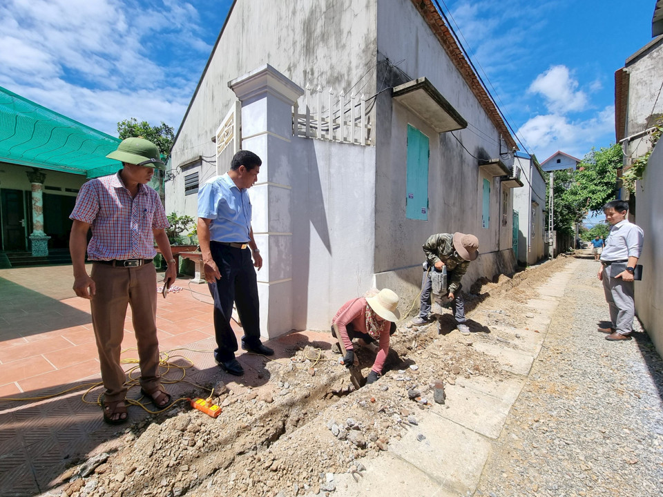 Thi công lắp đặt hệ thống nước sạch tại xã Hòa Xá, huyện Ứng Hòa. Ảnh: Thanh Bạch
