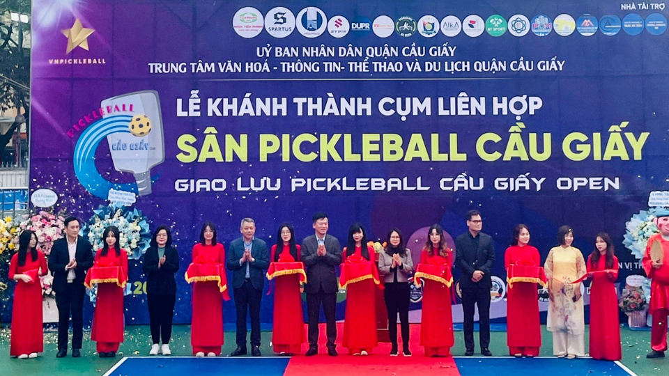 C&aacute;c đại biểu thực hiện nghi lễ kh&aacute;nh th&agrave;nh cụm li&ecirc;n hợp s&acirc;n&nbsp;Pickle ball.