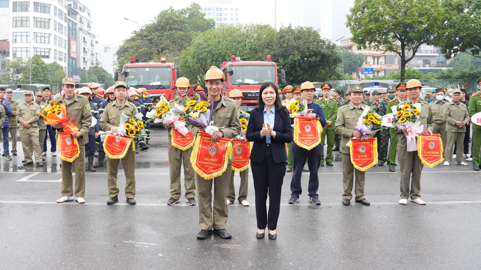 B&iacute; thư Quận uỷ Cầu Giấy Trần Thị Phương Hoa trao giải Nhất hội thị cho đại diện đội thi phường Quan Hoa.