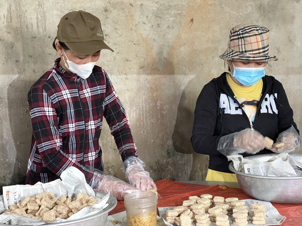 "2 c&ocirc;ng đoạn quan trọng nhất trong l&agrave;m b&aacute;nh m&egrave; l&agrave; sấy b&aacute;nh v&agrave; thắng đường. Sấy b&aacute;nh phải canh kỹ, nếu kh&ocirc;ng b&aacute;nh ch&aacute;y hết. Thắng đường phải chuẩn để kh&ocirc;ng bị lại c&aacute;t. Thợ l&agrave;m b&aacute;nh chỉ sơ sểnh một ch&uacute;t th&ocirc;i l&agrave; b&aacute;nh ch&aacute;y, b&aacute;nh kh&ocirc;, kh&ocirc;ng ăn đường, kh&ocirc;ng ăn m&egrave;", b&agrave;&nbsp;V&otilde; Thị Kim Hoanh (60 tuổi, th&ocirc;n Tr&igrave; B&igrave;nh)&ndash; người c&oacute; kinh nghiệm l&agrave;m b&aacute;nh m&egrave; từ khi 13 tuổi- chia sẻ.&nbsp;Ảnh: H&agrave; Phương