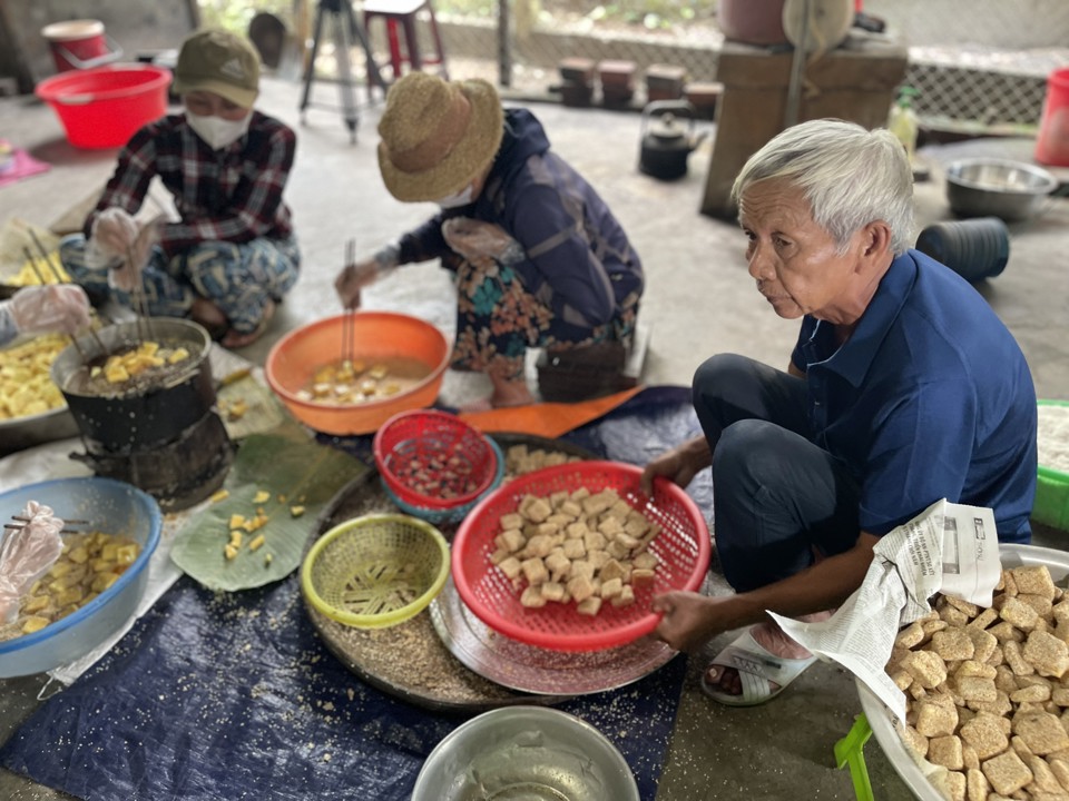 Vị b&aacute;nh m&egrave; ngọt thanh, gi&ograve;n xốp, ăn kh&ocirc;ng ng&aacute;n n&ecirc;n nhiều kh&aacute;ch h&agrave;ng mua về l&agrave;m qu&agrave; biếu, tặng dịp Tết.&nbsp;Ảnh: H&agrave; Phương