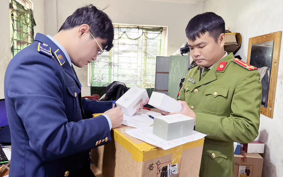 Quản l&yacute; thị trường quận Bắc Từ Li&ecirc;m bắt giữ h&agrave;ng nhập lậu những ng&agrave;y cận Tết Nguy&ecirc;n đ&aacute;n. Ảnh: Ho&agrave;i Nam