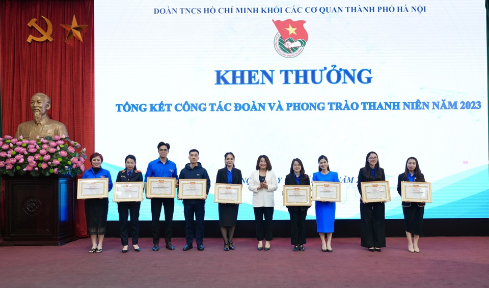 Chi đo&agrave;n b&aacute;o Kinh tế v&agrave; Đ&ocirc; thị được nhận Bằng khen của Th&agrave;nh Đo&agrave;n H&agrave; Nội; được Đo&agrave;n thanh ni&ecirc;n Khối c&aacute;c cơ quan TP H&agrave; Nội trao Giấy khen l&agrave; đơn vị xuất sắc ti&ecirc;u biểu dẫn đầu cụm thi đua năm 2023.