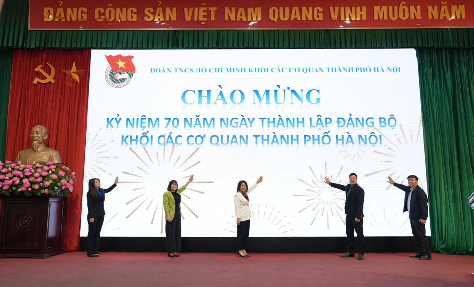 Đo&agrave;n thanh ni&ecirc;n Khối c&aacute;c cơ quan TP ph&aacute;t động phong tr&agrave;o thi đua ch&agrave;o mừng kỷ niệm 70 năm Ng&agrave;y th&agrave;nh lập Đảng bộ Khối c&aacute;c cơ quan TP H&agrave; Nội.