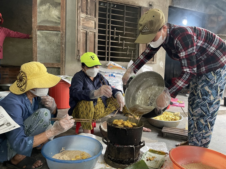 Nếu như ngày thường, một hộ sản xuất khoảng 2.000-3.000 bánh thì gần đến Tết, sản lượng tăng gần gấp đôi. Để kịp sản xuất cung ứng cho nhu cầu tăng cao của thị trường, các xưởng sản xuất bánh mè đều phải huy động thêm nhân công. Ảnh: Hà Phương