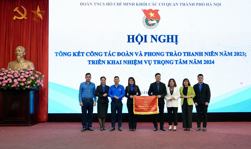 Ph&oacute; B&iacute; thư Th&agrave;nh đo&agrave;n Trần Quang Hưng trao Cờ thi đua xuất sắc của Th&agrave;nh đo&agrave;n H&agrave; Nội cho Đo&agrave;n thanh ni&ecirc;n Khối c&aacute;c cơ quan th&agrave;nh phố.