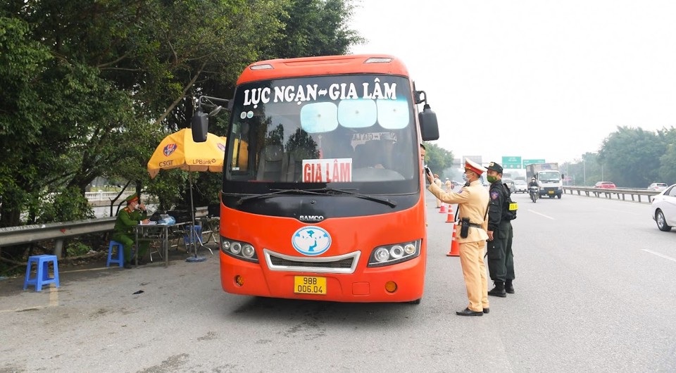 Xử lý hàng loạt phương tiện dừng đỗ không đúng quy định - Ảnh 2