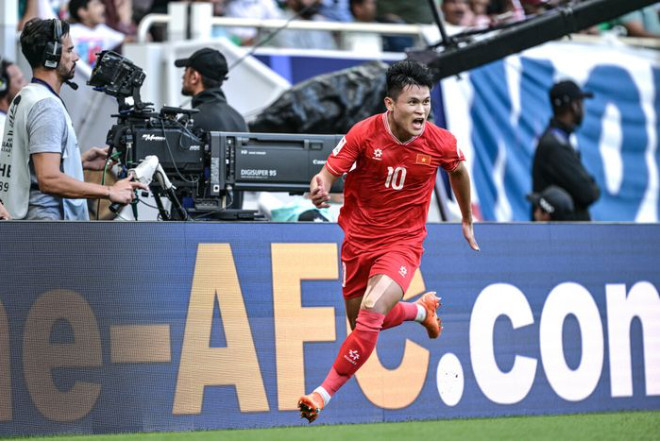 Phạm Tuấn Hải (số 10) ăn mừng b&agrave;n thắng thứ hai trong trận đấu giữa Việt Nam v&agrave; Nhật Bản tại AFC Asian Cup 2023 h&ocirc;m 14/1. Ảnh: AFC