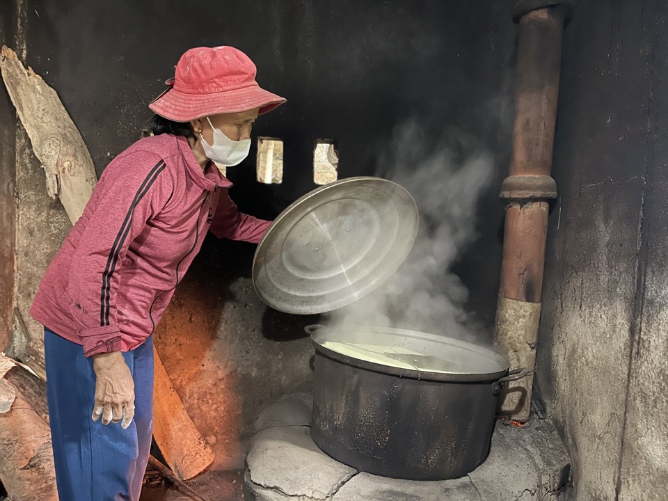 B&aacute;nh được đặt v&agrave;o nồi hấp cho ch&iacute;n.&nbsp;Ảnh: H&agrave; Phương